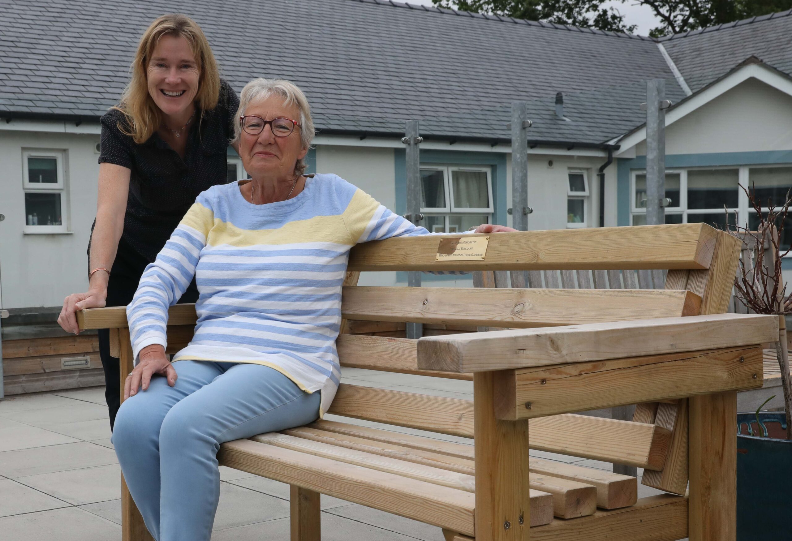 Gwynedd fundraiser Janet takes well-earned rest on bench donated in memory of her dad